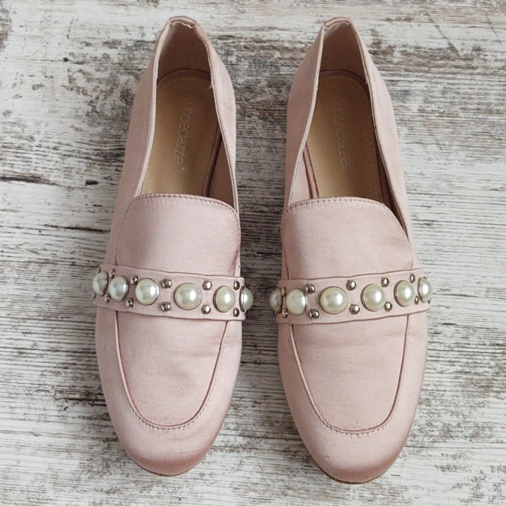 🟨ShoeDazzle Lt Pink Satin Pearl Silver Stud Flat..Super Cute🥰 - Picture 6 of 16